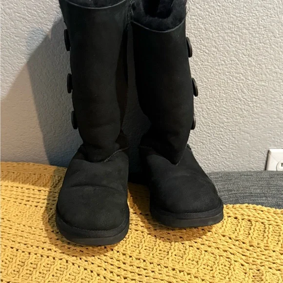 Ugg Women's Black Boots size 8 - Picture 1 of 3